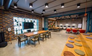 Qué muebles necesita un coworking